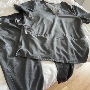 Woman’s Figs Graphite set